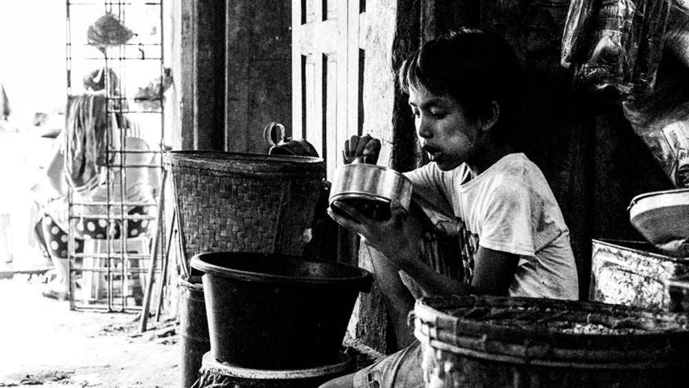 অথচ ৪৭ বছর আগে সম্পত্তি তো দূরের কথা, সামান্য একটি বেডিং এবং টিফিন কৌটোয় ভরা খাবার ছাড়া হাতে আর কিছুই ছিল না পটনার এই বাসিন্দার। না! ভুল হল। ছিল দৃঢ়প্রত্যয়। তাকে সম্বল করেই পটনা-মুম্বই উড়ানের টিকিট কেটে তাতে উঠে বসেন অনিল। সেটা ১৯৭৫।