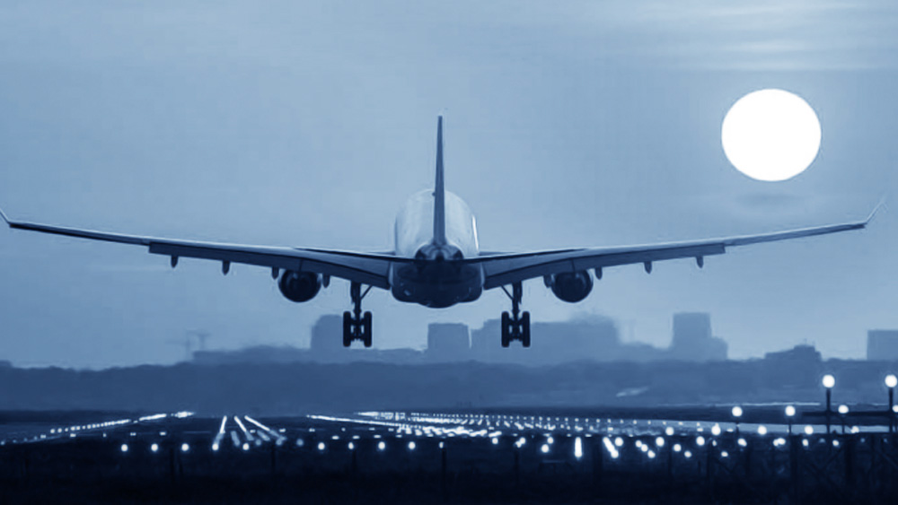 সে দিনের কথা আজও স্পষ্ট মনে রয়েছে অনিলের। তাঁর কথায়, ‘‘সেই প্রথম আমি বিমানে উঠলাম। স্কুলছাত্র হিসাবে বিমান ভাড়ায় ছাড় পেয়েছিলাম। তবে পুরো সফরে এক বারও মুখ খুলিনি। ইংরেজিই তো জানতাম না!’’