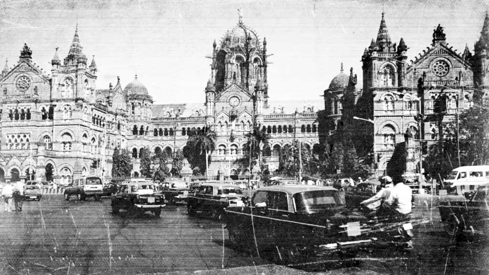 মুম্বইয়ে গিয়ে ভিক্টোরিয়া টার্মিনাসে প্রথম বার পা রাখার অভিজ্ঞতা অনিলের কাছে আজও সজীব। লিখেছেন, ‘একটা হলুদ-কালো ট্যাক্সি আর ডাবলডেকার বাস দেখেছিলাম। এ সব তো সিনেমায় দেখেছি! তবে বাস্তবে এই প্রথম দেখলাম।’