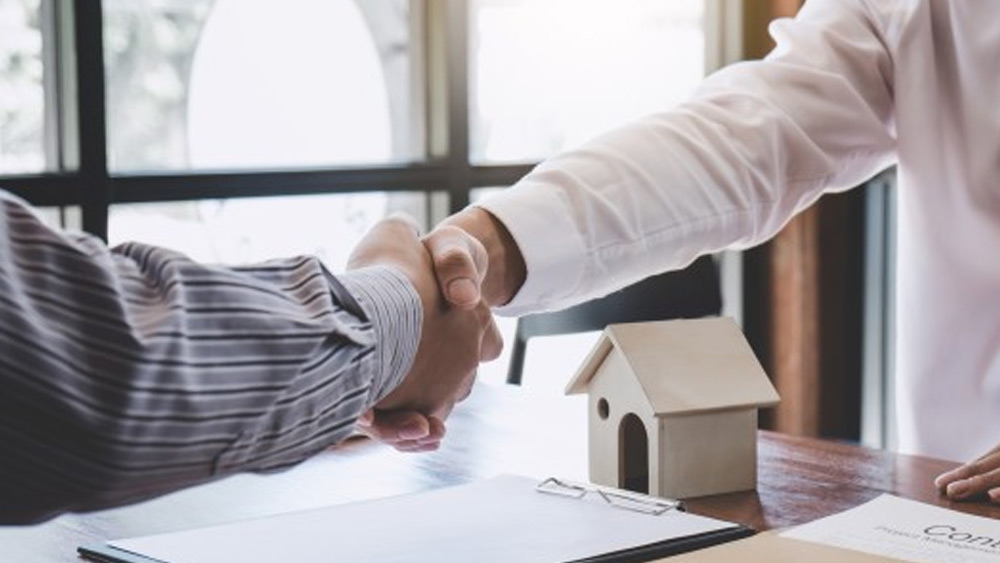 এক সময় একটি রাষ্ট্রায়ত্ত ব্যাঙ্ক থেকে ঋণ নিয়ে কেব্‌ল সংস্থাই খুলে বসেন অনিল। মুম্বইয়ের কালবাদেবী এলাকায় নিজের অফিসও গড়েন। কালবাদেবীতে সে সময় রাস্তার ধারে পুরনো জিনিসপত্র বিক্রিবাটা চলত। বই-টাইপরাইটার থেকে ঘরগেরস্থালির জিনিসপত্র সস্তায় কিনতে ভিড় করতেন লোকজন।