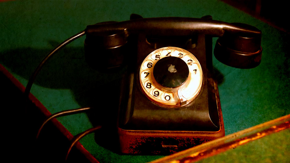 কালবাদেবীতে ৮ বাই ১০ বর্গফুটের একটি খুপরিঘরের অফিসে তিন জন লোকও রেখেছিলেন তিনি। তাতে উপরতলার অফিস থেকে ভাড়া করা টেলিফোন ছিল।