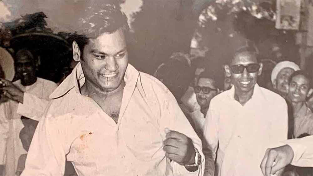 সে ব্যবসা করতে করতেই এ বার জেলি-ফিল্ড কেব্‌লসের ব্যবসা শুরু করেন। এর পর ১৯৮৬ সালে স্টারলাইট ইন্ডাস্ট্রিজ খুলে বসেন।