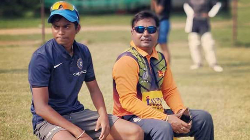 ছোটবেলার কোচ আশুতোষ শ্রীবাস্তবের সঙ্গে পূজা।