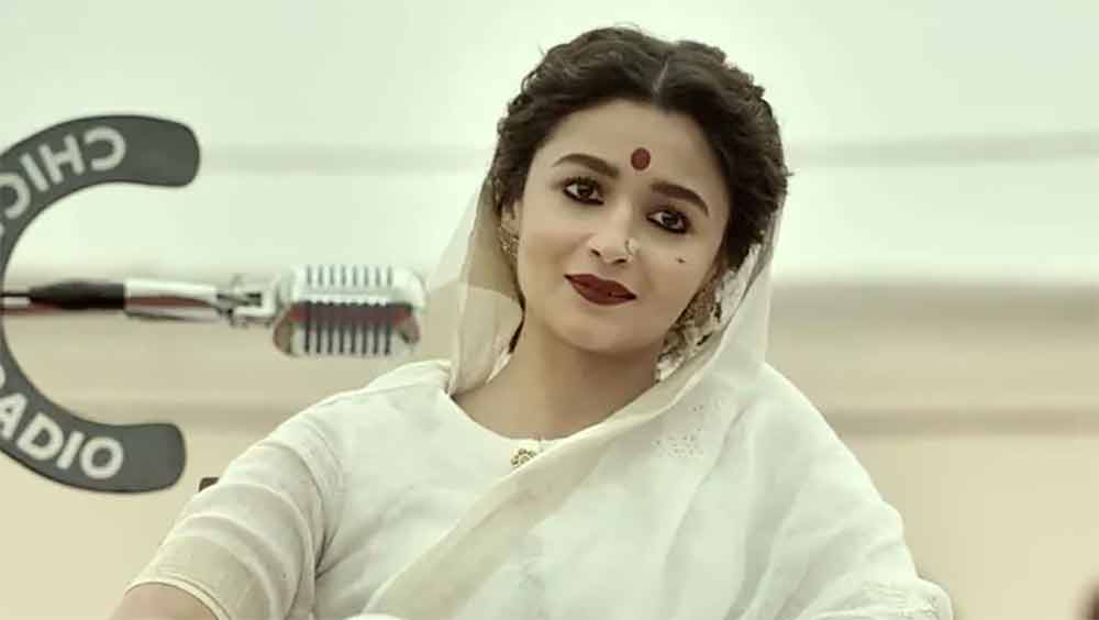 টানটান প্লট। আলিয়া ভট্ট, সীমা পহবা থেকে বিজয় রাজ বা জিম সরভের দুর্দান্ত অভিনয়। উপরি পাওনা, সঞ্জয় লীলা ভন্সালীর পরিচালনার মুন্সিয়ানা। ‘গঙ্গুবাঈ... ’ জমতে তাই বেশি দেরি হয়নি। বক্স অফিসে তার ঝলক দেখা যাচ্ছে। দ্বিতীয় সপ্তাহেই ১০০ কোটির ঘরে ঢুকে পড়তে পারে বলে মনে করছেন বলিউড-পণ্ডিতেরা। 