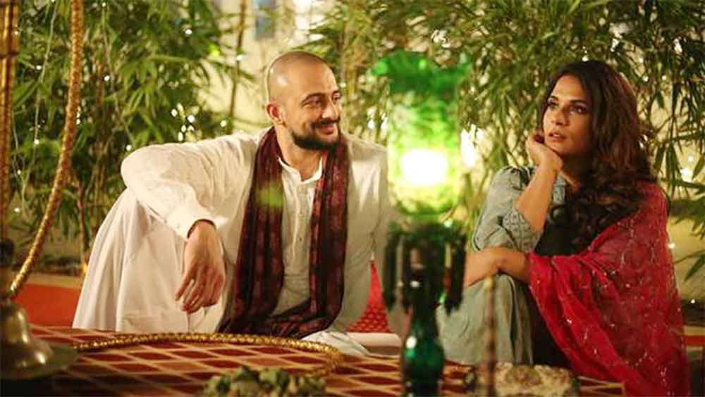 দেশের গুপ্তচর সংস্থা ‘র’-এর এজেন্ট অনন্যা শ্রীবাস্তব কোন মিশনে পাকিস্তানে পৌঁছে যান? ‘লাহৌর কনফিডেন্সিয়াল’-এ তিনি অ্যাডভেঞ্চারের নেশাই ধরিয়ে দেয় দর্শকদের। গত বছর এই ওয়েবসিরিজে অনন্যার চরিত্রে রিচা চাড্ডাকে বেশ পছন্দ করেছিলেন তাঁরা। সিরিজের গল্প লিখেছিলেন খোদ জাইদি। তাতে সঙ্গ দিয়েছিলেন বিভা সিংহও।