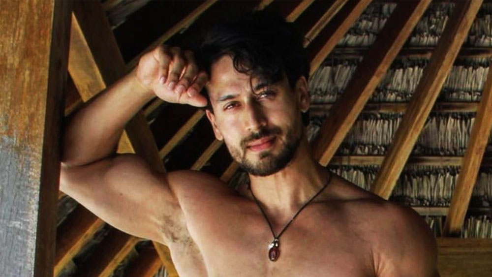 তারকাসন্তান হিসেবে পা রেখেছিলেন বলিউডে। মাঝে মাত্র আট বছর। তার মধ্যেই টিনসেল নগরীতে নিজের জন্য পাকাপাকি জায়গা করে ফেলেছেন টাইগার শ্রফ। অনুরাগীর সংখ্যার সঙ্গেই পাল্লা দিয়ে বাড়ছে তাঁর আয়ের অঙ্কও। মুম্বইয়ে তাঁর রাজকীয় জীবনযাপন থেকে সম্পত্তির তালিকা এখন অনেকেরই চোখ ধাঁধিয়ে দিতে পারে! 