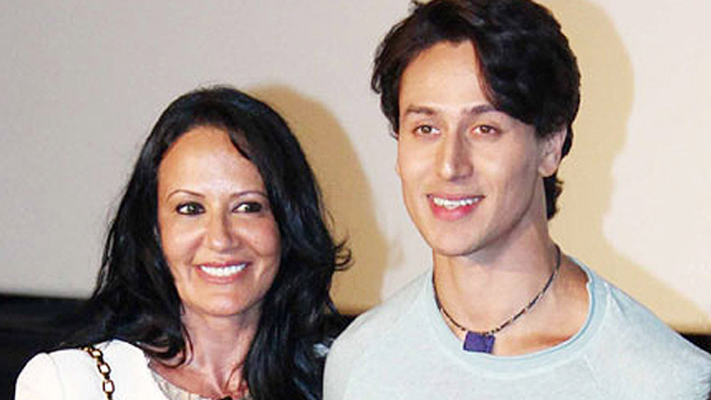 আয়ের মতোই নজরকাড়া বত্রিশ বছরের তারকার সম্পত্তির পরিমাণও। মা আয়েষা শ্রফকে মুম্বইয়ের খার এলাকায় সমুদ্রের মুখোমুখি এক বিলাসবহুল ৮ বেডরুমের অ্যাপার্টমেন্ট কিনে দিয়েছেন টাইগার। ৩১ কোটি টাকা দামের সেই বিশাল বাড়িতে রয়েছে ওপেন এয়ার জিম, রক ক্লাইম্বিংয়ের ব্যবস্থা, নাচের স্টুডিয়ো-সহ হরেক আয়োজন। 