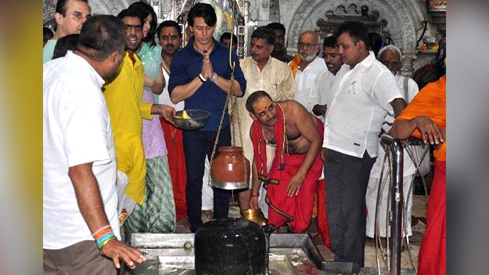 টাইগার শ্রফের সুঠাম, পেশীবহুল চেহারা অ্যাকশন হিরো হিসেবে তাঁকে তুমুল জনপ্রিয়তা এনে দিয়েছে। শিবভক্ত নায়ক নিজে মনে করেন, মহাদেবের আশীর্বাদেই এমন চেহারার অধিকারী হয়েছেন তিনি। প্রত্যেক সোমবার এবং প্রতি বছরের মহাশিবরাত্রিতে উপোস করে পুজো দেন অভিনেতা। 