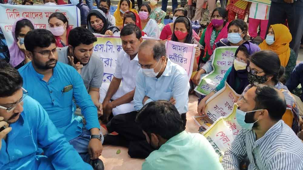 শিক্ষক নিয়োগ - প্রার্থীদের অবস্থানে প্রদেশ কংগ্রেস সভাপতি অধীর চৌধুরী।