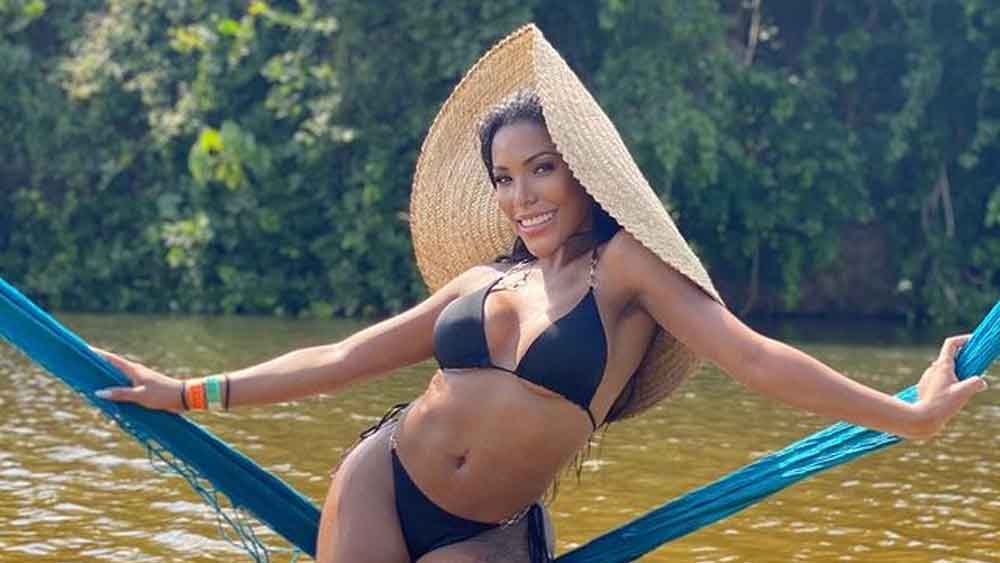 নিজের শরীরের খুঁত ঢাকতে এ যাবৎ এক লক্ষ ১০ হাজার পাউন্ড অর্থ ব্যয় করেছেন ক্যারোলিনা। ভারতীয় মুদ্রায় যা প্রায় ১ কোটি ১২ লক্ষ টাকার সমান। তবে তাতে মন ভরেনি। ক্যারোলিনার ইচ্ছে আছে আরও নিখুঁত হওয়ার। 