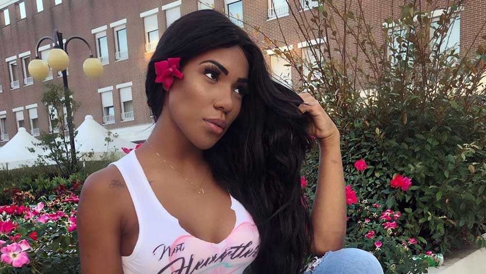  ক্যারোলিনা জানিয়েছেন, স্ত্রী বা প্রেমিকার নির্দেশ আসার পর তিনি ইনস্টাগ্রামে যোগাযোগ করেন নির্দিষ্ট ব্যক্তির সঙ্গে। ধীরে ধীরে তাঁর মনোযোগ আকর্ষণ করে কথাবার্তা এগিয়ে নিয়ে যান। এই কথাবার্তা তত ক্ষণ চলতে থাকে যত ক্ষণ না বিষয়টি বেশ ঘনিষ্ঠ পর্যায়ে পৌঁছয় এবং ওই ব্যক্তি তাঁর সঙ্গে দেখা করতে চান। 