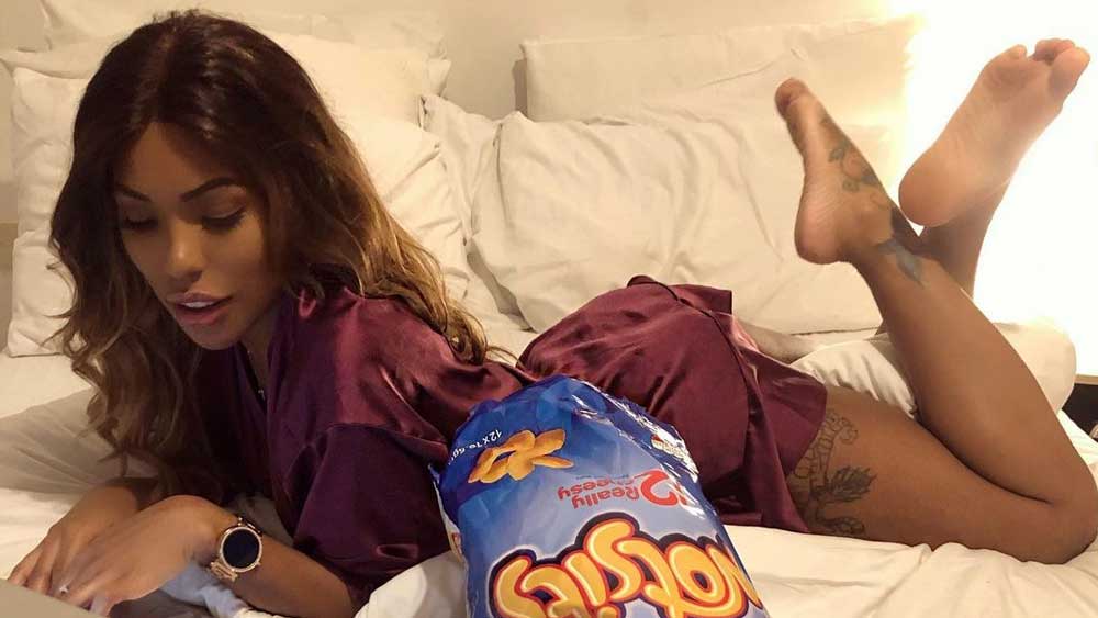 ক্যারোলিনা জানিয়েছেন, তাঁর পরীক্ষার নীতি আছে। তিনি এই উতরে যাওয়া পরীক্ষার্থীদের সঙ্গীর কাছ থেকে অর্থ নেন না। 