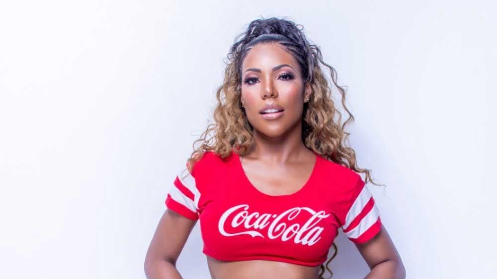 তবে যদি পরীক্ষার্থী ফেল করেন, তবে তাঁর সঙ্গী বা স্ত্রী-র দু’কূলই যায়। ক্যারোলিনা বলেছেন, এই কাজের জন্য কোনও কোনও স্ত্রী বা প্রেমিকার থেকে এক হাজার ৪০০ পাউন্ড (যা ভারতীয় মুদ্রায় প্রায় দেড় লক্ষ টাকার সমান)ও নিয়েছেন তিনি। 