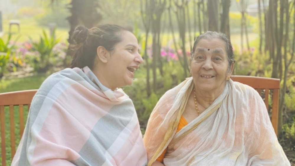 রাজের মা তাঁর বন্ধু হয়ে উঠেছেন।