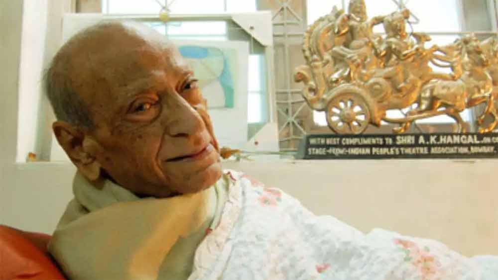 স্বাধীনতা সংগ্রামী থেকে মঞ্চাভিনেতা—  এককালে বলিউডের অভিভাবকতুল্য হাঙ্গলকে সিনেমায় পর্দায় প্রথম বার দেখা গিয়েছিল ৫২ বছর বয়সে। তার পর থেকে পাঁচ দশকে কমপক্ষে ২২৫টি ছবিতে অভিনয়। ‘শোলে’ ছাড়াও ‘নমক হারাম’, ‘হীর রঞ্ঝা’, ‘কোরা কাগজ’, ‘বাওর্চি’, ‘চিতচোর’, ‘গুড্ডি’ বা ‘লগান’— ৯২ বছরের হাঙ্গলের কেরিয়ারকে উজ্জ্বল করেছে। তবে ২০১২ সালে মৃত্যুর সময় তিনি নিঃস্ব। হাসপাতালের বিল মেটাতেও পারেননি। 