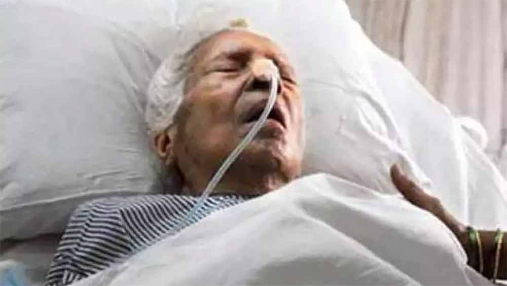 দেশভাগের আগে লাহৌরের বাসিন্দা ছিলেন অচলা। সেখানে অল ইন্ডিয়া রেডিয়োতে কাজ করতেন তিনি। স্বাধীনতার পর দিল্লিতে এসে সে কাজই চালিয়ে যান। হিন্দি সিনেমা থেকে সরে যাওয়ার পর পুণের একটি ফ্ল্যাটে থাকতেন। তবে ২০১১ সালে মৃত্যুর পাঁচ বছর আগে ওই ফ্ল্যাটটি দান করেন একটি সংগঠনকে। শর্ত ছিল, আমৃত্যু তাঁর দেখাশোনা করবে তারা। শেষবয়সে কিচেনে পড়ে গিয়েছে পা ভেঙে যায় তাঁর। পরের বছর ৯১ বছর বয়সে মারা যান অচলা। সে সময় পক্ষাঘাতগ্রস্থ, দৃষ্টিহীন এবং নিঃস্ব অচলাকে দেখাশোনার করার কেউ ছিল না। 