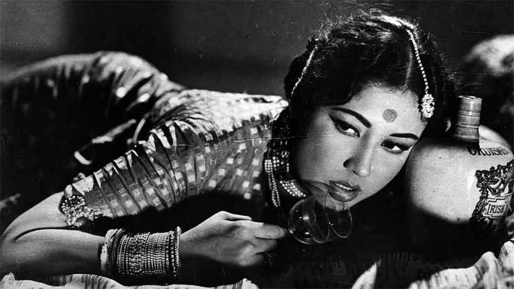 ১৯৩৯ সাল থেকে ’৭২— দীর্ঘ কয়েক দশক ধরে রুপোলি পর্দা জুড়ে ছিলেন মীনা কুমারী। তবে তার বাইরে মীনা কুমারীর জীবন ফিকে হতে শুরু করেছিল। অবসাদ, মদ্যপানের আসক্তির সঙ্গে ছিল দেনার দায়। মাত্র ৩৮ বয়সে মারা যান। সে সময় ঋণের পাহাড়ে ডুবেছিলেন মীনা কুমারী।