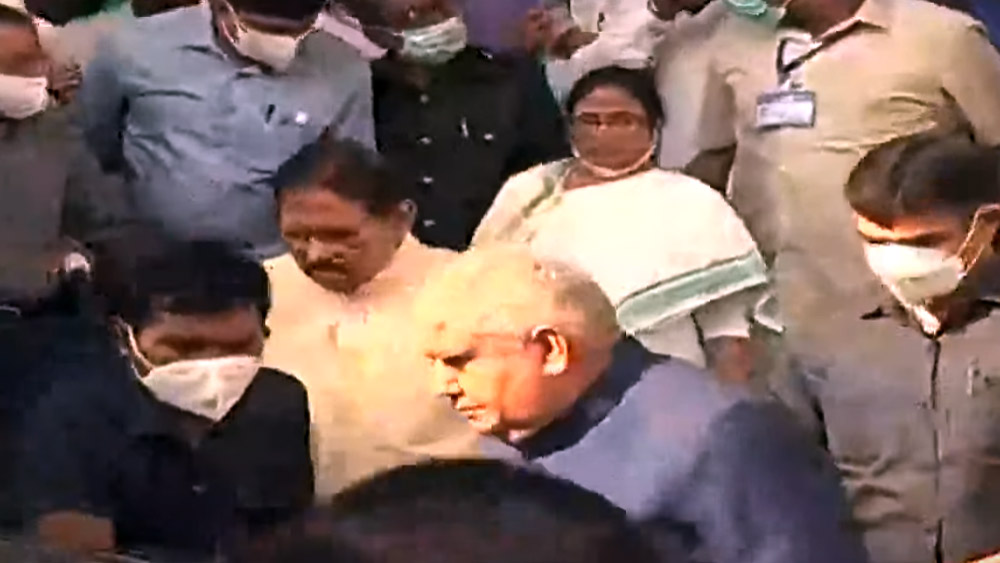 রাজ্যপালকে বিদায় জানাতে এসেছিলেন মুখ্যমন্ত্রী ও স্পিকার।