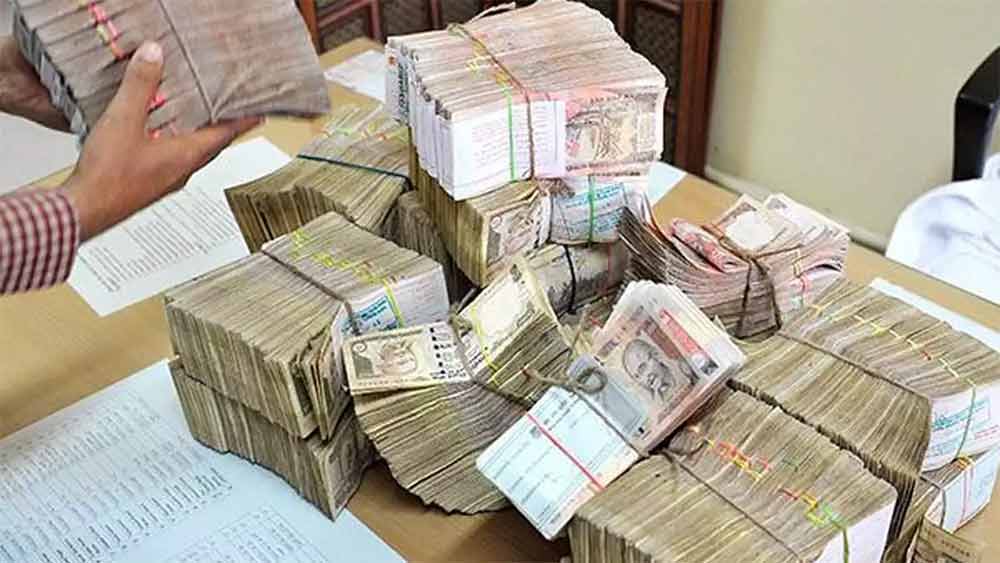 নোটবন্দির পর ৫০০ টাকারও ভোলবদল হয়েছে। নতুন রূপের সেই টাকা বানাতে নোট প্রতি ২.৫৭ টাকা খরচ হয় সরকারের। অন্য দিকে, ১০০ টাকার একটি ব্যাঙ্কনোট বানাতে ১.৫১ টাকা খরচ হয়।