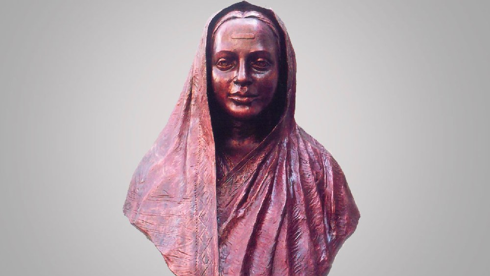 তবু সমাজে নিজেদের প্রতিষ্ঠিত করার লড়াই চালিয়ে যাচ্ছেন দলিত কন্যারা। আজ থেকে নয়। এগিয়ে আসার চেষ্টা চলছে বহু যুগ ধরে। লড়াইটি কঠিন। তবে সাফল্যও পেয়েছেন কেউ কেউ। যেমন ঊনবিংশ শতকে সাবিত্রীবাঈ ফুলের চেষ্টায় নারী শিক্ষার কাজ এগিয়েছে অনেক দূর। আবার এ সময়ে মায়াবতী কিংবা মীরা কুমারের নাম জানেন না, এমন কম ভারতীয়ই আছেন। এমন আরও বহু নারী এগিয়ে এসেছেন সমাজের নানা বাধা জয় করে। পাশে দাঁড়াচ্ছেন অন্যদের, যাঁদের লড়াই কঠিনতর। নারী দিবসে তেমনই কয়েক জন ‘দলিত’ নারীর কাজের কথা জেনে নেওয়া যাক।