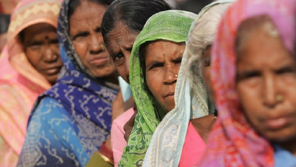 ভারতীয় নারীদের মধ্যে ১৬ শতাংশ দলিত। দলিত পরিচিতির জন্য যেমন তাঁদের সামাজিক অন্যায়ের শিকার হতে হয়, তেমনই লিঙ্গের ভিত্তিতেও বৈষম্যের শিকার তাঁরা। অর্থনৈতিক ভাবে সবচেয়ে পিছিয়ে থাকা গোষ্ঠীর মধ্যেও অন্যতম দলিত নারীরা। ফলে ‘দলিত নারী’ নানা স্তরে অবদমনের শিকার। 