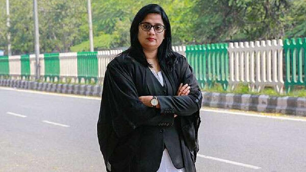 সীমা সমৃদ্ধি কুশওয়াহ: সীমা সমৃদ্ধি কুশওয়াহ সুপ্রিম কোর্টের আইনজীবী। জন্ম উগ্রপুর নামক উত্তরপ্রদেশের ছোট্ট একটি গ্রামে। ২০০৫ সালে সীমা কানপুর বিশ্ববিদ্যালয় থেকে এলএলবি পাশ করেন। আইনচর্চার পাশাপাশি তিনি সাংবাদিকতায় স্নাতক ও রাষ্ট্রবিজ্ঞানে স্নাতকোত্তর ডিগ্রিধারী। নির্ভয়া কাণ্ডে তাঁর প্রত্যয়, আইনজীবী হিসাবে তাঁকে প্রতিষ্ঠিত করে। বর্তমানে হাথরাস কাণ্ডেও নির্যাতিতার পক্ষের আইনজীবী তিনিই।