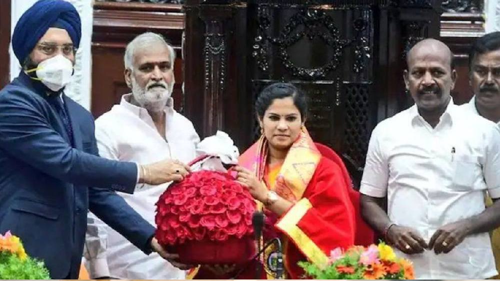 আর প্রিয়া: আঠাশ বছর বয়সি আর প্রিয়া কয়েক দিন আগেই চেন্নাইয়ের মেয়র হিসাবে নির্বাচিত হয়েছেন। তিনি চেন্নাইয়ের ইতিহাসে কনিষ্ঠতম মেয়র। আর প্রিয়া চেন্নাইয়ের প্রথম দলিত মেয়রও বটে।