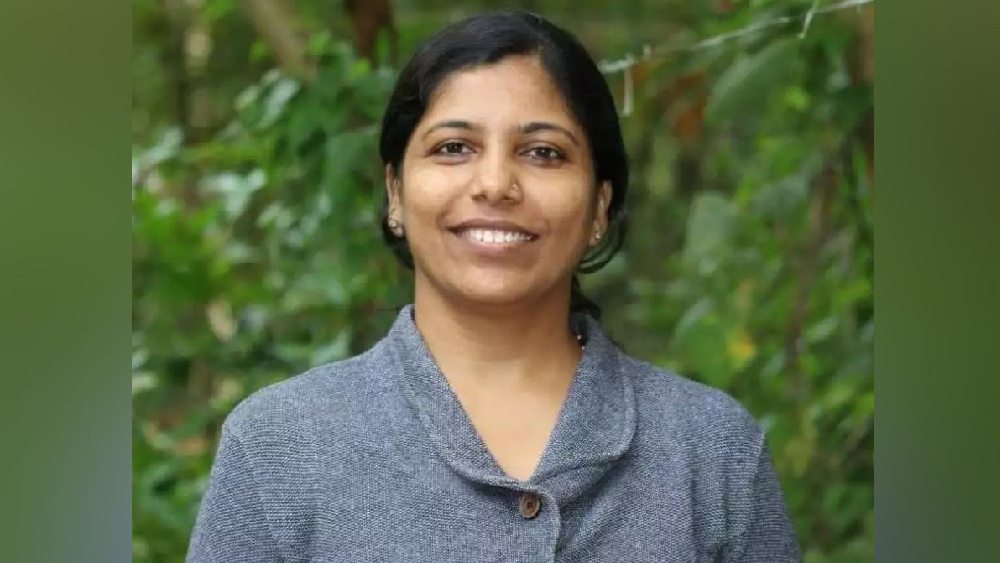 দীপা পি মোহনন: কেরলের মহাত্মা গাঁধী বিশ্ববিদ্যালয়ের এক অধ্যাপক দীর্ঘদিন ধরে আটকে রেখেছিলেন দীপার পিএইচডি ডিগ্রি। বিভিন্ন মহলে অভিযোগ জানিয়েও কাজ না হওয়ায় শেষ পর্যন্ত অনশনে বসেন দীপা। রক্তাল্পতা ও হৃদ্‌যন্ত্রের সমস্যায় ভোগা দীপার লড়াইয়ের ফলে সংশ্লিষ্ট অধ্যাপককে বরখাস্ত করতে বাধ্য হন বিশ্ববিদ্যালয় কর্তৃপক্ষ। প্রাতিষ্ঠানিক বর্ণবাদের বিরুদ্ধে লড়াইতে দীপা পি মোহননের লড়াই একটি মাইলফলক।