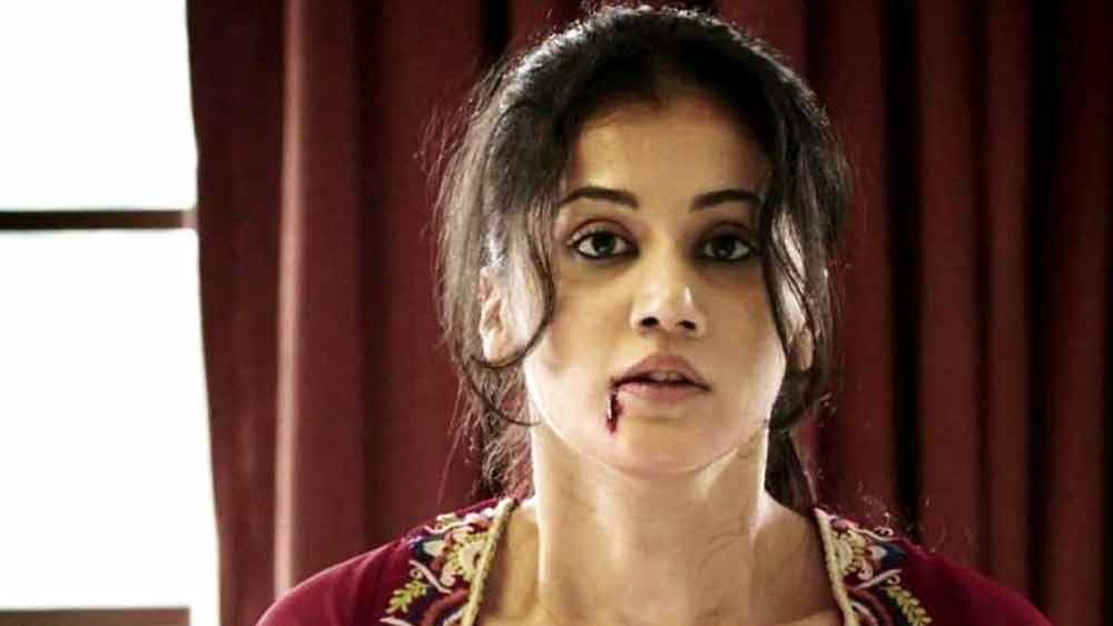 থাপ্পড়: ঘরে ঘরে এখনও নারী নির্যাতিত। সেখানে একটি থাপ্পড় তো কোনও বিষয়ই নয় পুরুষশাসিত সমাজের চোখে। গভীর ভাবে দেখলে সত্যিই বিষয়টি এতই সহজ? নারীর সম্মান তাতে বিন্দুমাত্র নষ্ট হয় না? ঠিক একই ভাবে যদি কোনও পুরুষের গালে নারী সবার সামনে সপাটে চড় কষায়? তা হলে কী হবে? ছবিতে এই প্রশ্নই তুলেছেন তাপসী পান্নু। অনুভব সিংহের ২০২০-র ছবিটি এখনও সমান প্রাসঙ্গিক। একটি থাপ্পড় নারী-পুরুষের সম্পর্ককে তলানিতে পৌঁছে দিতে যথেষ্ট, বলেছেন পরিচালক।