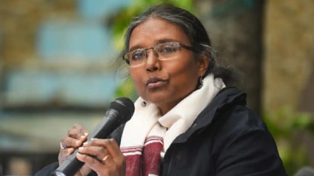 সোনাঝরিয়া মিনজ: শিক্ষাবিদ ও সমাজকর্মী সোনাঝরিয়া মিনজ ভারতের ইতিহাসে দ্বিতীয় আদিবাসী নারী হিসাবে একটি বিশ্ববিদ্যালয়ের উপাচার্য নিযুক্ত হয়েছেন। ২০২০ সালে তিনি ঝাড়খণ্ডের দুমকার সিদো কানু মুর্মু বিশ্ববিদ্যালয়ের উপাচার্য নিযুক্ত হন। এর আগে তিনি দিল্লির জওহরলাল নেহেরু বিশ্ববিদ্যালয়ে কম্পিউটার সায়েন্সের অধ্যাপক ছিলেন।