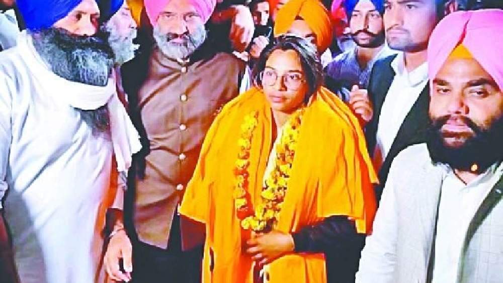 নদীপ কৌর: পঞ্জাবের হতদরিদ্র দলিত পরিবারের সন্তান নদীপ কৌর লড়াই করছেন দলিত, দিনমজুর ও ক্ষেতমজুরদের হয়ে। দক্ষ সংগঠক হিসাবে পরিচিত নদীপকে কৃষক আন্দোলনের সময়ে গ্রেফতার করা হয়। নদীপের কারারুদ্ধ হওয়ার নিন্দা শুরু হয় আন্তর্জাতিক মহলেও। টুইট করেন মার্কিন ভাইস প্রেসিডেন্ট কমলা হ্যারিসের ভাগ্নি মিনা হ্যারিসও।