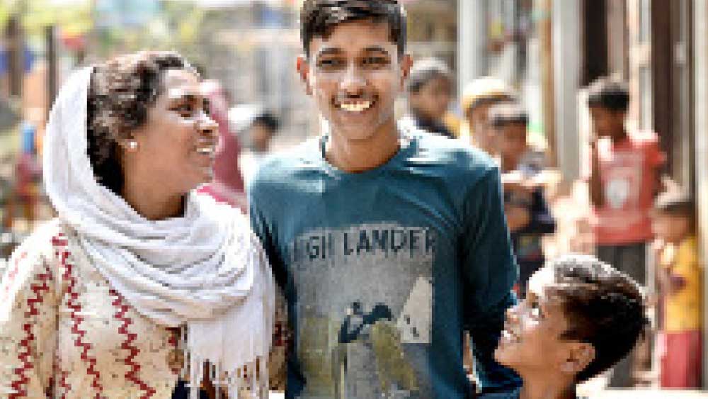 ফেরা: ইউক্রেন থেকে ফিরে মায়ের সঙ্গে শাহিল সর্দার। সোমবার, দক্ষিণদাঁড়িতে। নিজস্ব চিত্র