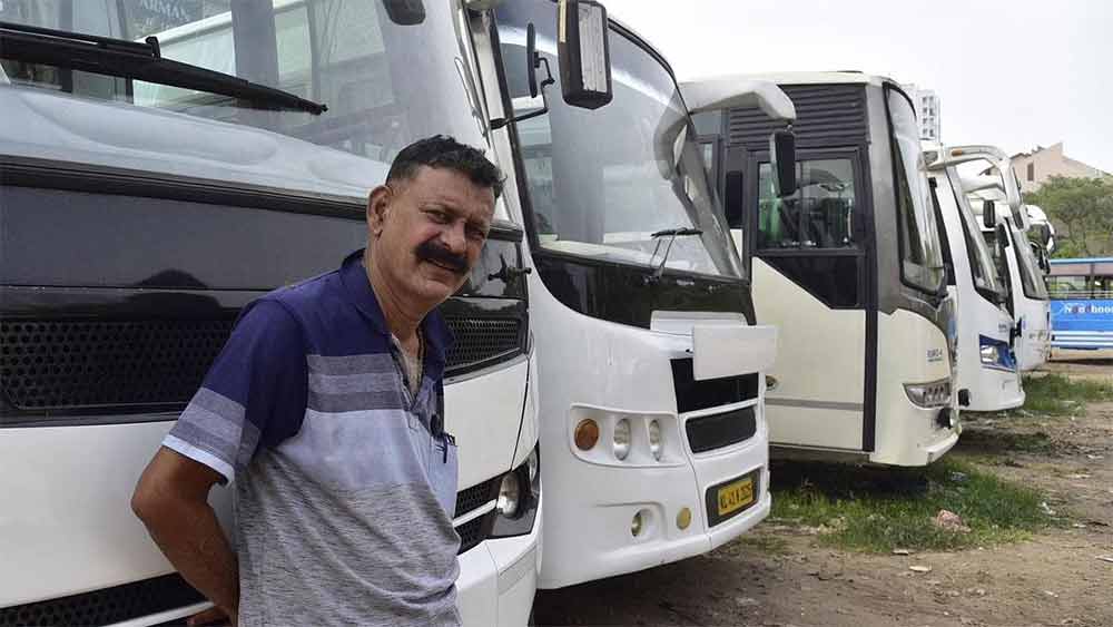 ফি-বছর ডিসেম্বর-জানুয়ারি মাসে দম ফেলার ফুরসত পাওয়া যেত না। দেশিবিদেশি পর্যটকদের লাক্সারি বাসে চড়িয়ে কেরলের নানা জায়গায় ঘোরাতে নিয়ে যেতে হত। তবে বছর দুয়েক হল সে ব্যস্ততা আর নেই। অতিমারির জেরে তলানিতে ঠেকেছে পর্যটন ব্যবসা। কেরলের বহু ব্যবসায়ীর মতো লোকসানের মুখে পড়েছেন রয়সন জোসেফও। 