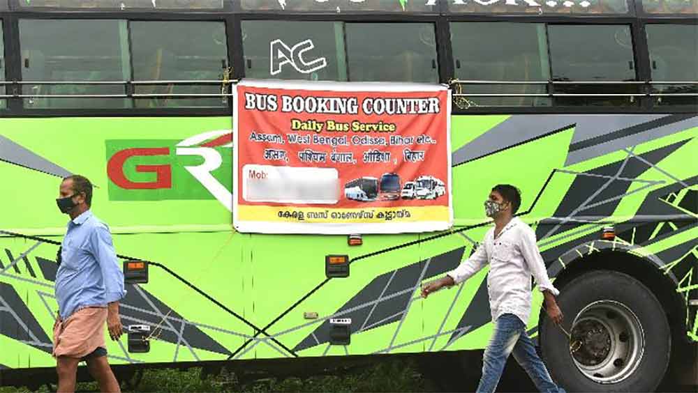 কেরলের কোচির বাসিন্দা জোসেফের কাছে এক সময় ২০টি লাক্সারি বাস ছিল। একটি পর্যটন সংস্থাও খুলেছিলেন। নাম দিয়েছিলেন ‘রয়সন’স রয়্যাল ট্র্যাভেলস’। তবে অতিমারিতে থমকে গিয়েছে জোসেফের বাসের চাকা!