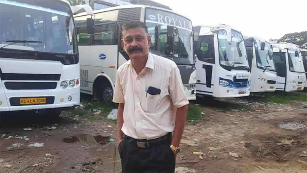 ব্যবসায় মার খেয়ে একের পর এক ১০টি লাক্সারি বাস বেচে দিতে বাধ্য হয়েছেন জোসেফ। তবে তাতেও সুরাহা হয়নি। এ বার আরও কঠিন সিদ্ধান্ত নিয়েছেন জোসেফ।