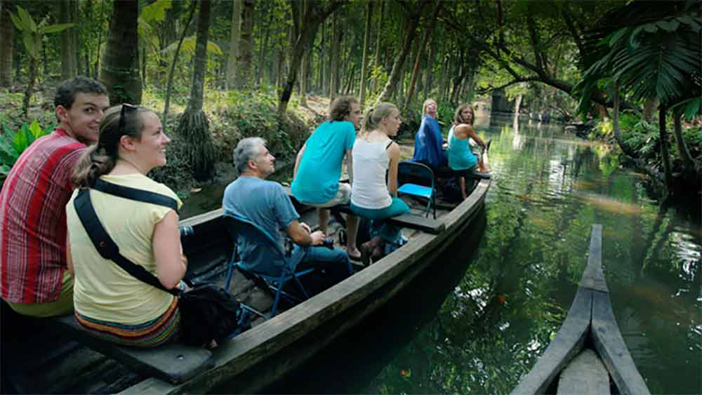 এই সিদ্ধান্তের পিছনে কারণও জানিয়েছেন জোসেফ। তিনি বলেন, ‘‘লাক্সারি বাসের ব্যবসার আয় থেকেই আমার সংসার চলে। তবে ব্যবসা মার খাওয়ায় পরিবারের পাশাপাশি আমার সংস্থার কর্মীরাও বিপাকে প়ড়েছেন।’’