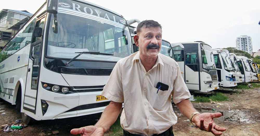 অতিমারির সময় ব্যবসা বাঁচাতে প্রাণপাত করলেও আয়-ব্যয়ের হিসাব মেলাতে পারেননি জোসেফ। ওই সময়ে পুলিশি হেনস্থারও শিকার হয়েছেন বলে দাবি তাঁর। এমনকি, মোটর ভেহিক্যাল্‌স দফতরের জন্যও তাঁর হয়রানি হয়েছে বলে অভিযোগ করেছেন জোসেফ। 