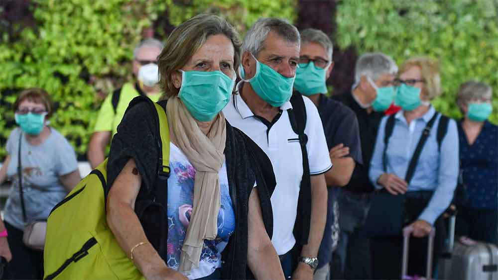 জোসেফের দাবি, যথাযথ ভাবে কোভিডবিধি মান্য করা হচ্ছে কি না, তার উপর নজরদারির নামে অযথা তাঁকে হয়রান করেছে পুলিশ। সামান্য বেগতিক দেখলেই মোটা টাকা জরিমানা দিয়ে হয়েছে তাঁকে। 