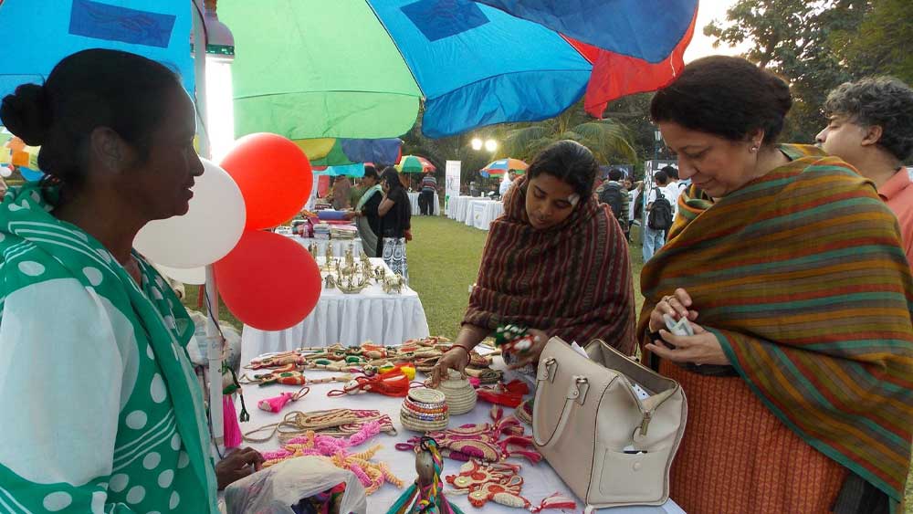 হাতের কাজ শিখিয়ে হস্তশিল্পে কর্মসংস্থান করে দিয়েছেন রাসিনা।