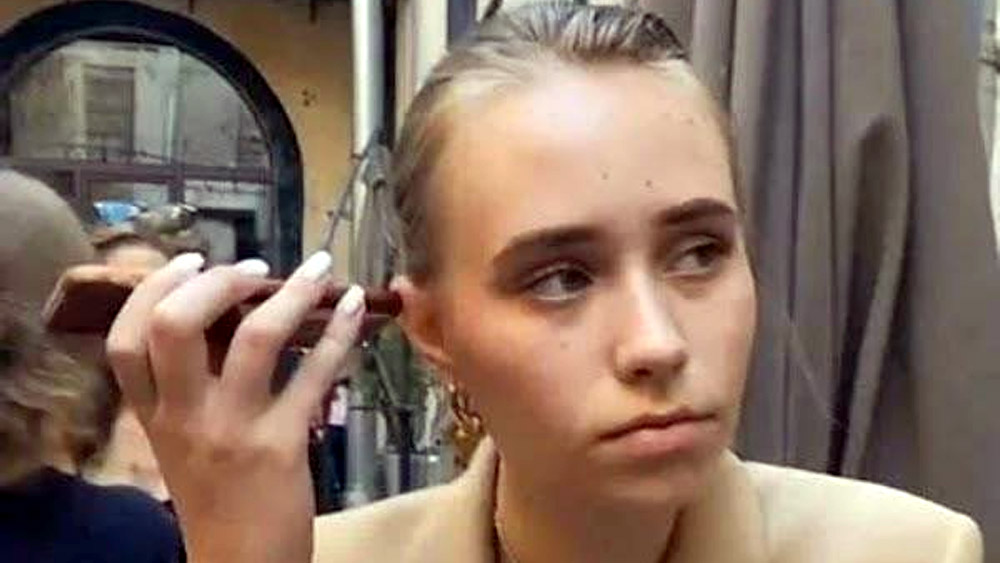 রাশিয়ার এক অষ্টাদশীকে লক্ষ্য করে আজকাল ক্রমাগত গোলাবর্ষণ চলছে নেটমাধ্যমে। ভ্লাদিমির পুতিনের সেনারা ইউক্রেন আক্রমণের পর থেকেই ওই মেয়ের দিকে ধেয়ে আসছে ট্রোলিংয়ের বিষাক্ত তির। 