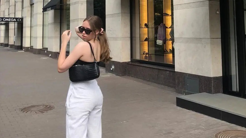 নেটমাধ্যমে বেশ সক্রিয় সেন্ট পিটার্সবার্গের ছাত্রী লুইজা। সেখানে প্রায়শই ছবি পোস্ট করতেন। কখনও তাঁকে দেখা গিয়েছে, ক্যাফেতে সময় কাটাচ্ছেন। কখনও বা ঘুরে বেড়াচ্ছেন প্যারিসে। অনেক সময় নিজের ফ্যাশন লেবেলের কাজ নিয়ে ব্যস্ত। ডিজে হিসাবেও চুটিয়ে উপভোগ করছেন। 