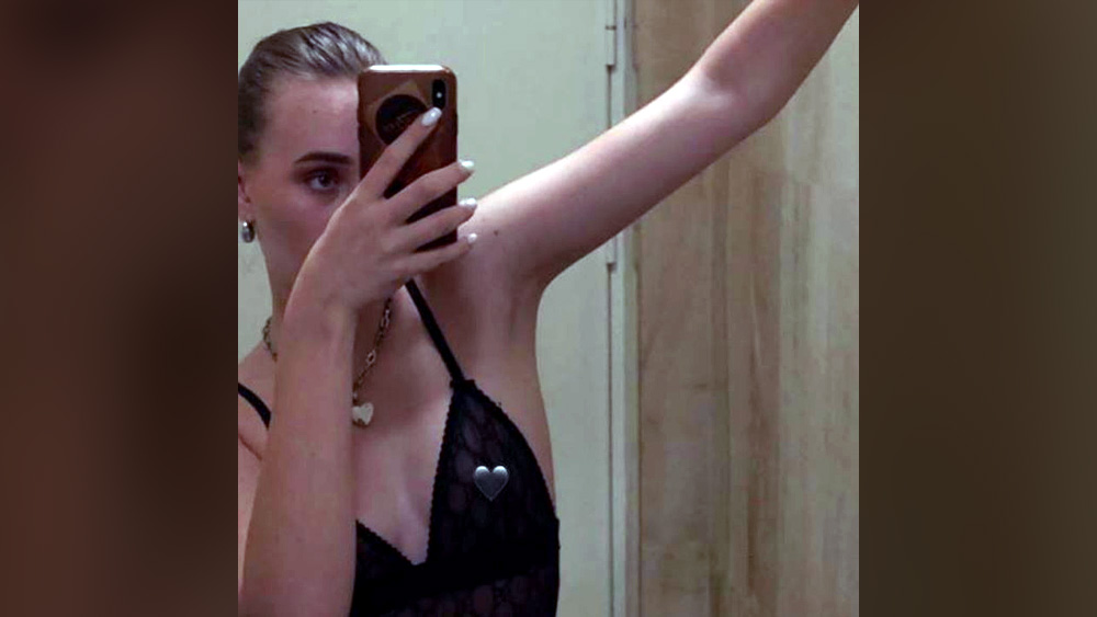 এক সময় নিজের জীবনের খুঁটিনাটি শেয়ার করলেও হঠাৎই যেন তা কমে গিয়েছে। ইনস্টাগ্রামে লুইজার শেষ পোস্টটি ছিল প্রায় পাঁচ মাস আগেকার। ২০২১ সালের অক্টোবরে। অনেকেই সন্দিহান, পুতিনের চাপে পড়েই ইনস্টাগ্রামে যাতায়াত বন্ধ করেছেন লুইজা। যদিও সেই অ্যাকাউন্টটি এই সে দিন পর্যন্তও দেখা যাচ্ছিল। তবে ইউক্রেনে পুতিনবাহিনীর হামলার পরই ইনস্টাগ্রামে লুইজার শেষ পোস্টের নীচে একের পর এক বিষাক্ত মন্তব্য ধেয়ে এসেছে।