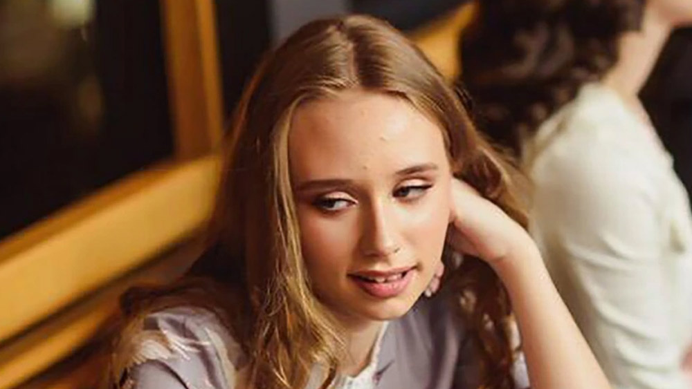 লুইজার পিতৃপরিচয় নিয়ে জল্পনা চললেও এ নিয়ে প্রকাশ্যে মুখ খোলেননি তাঁর মা শ্বেতলানা ক্রিভোনোগিখ। রাশিয়ার অন্যতম ধনী এই মহিলার সঙ্গে পুতিনের বিবাহ-বহির্ভূত সম্পর্ক ছিল বলে জোর জল্পনা। এ বিষয় নিয়ে নিজের প্রতিক্রিয়া জানাননি পুতিন। মায়ের মতো মুখে কুলুপ এঁটেছেন লুইজাও। যদিও এক বার রাশিয়ার সংবাদমাধ্যমে বলেছিলেন, ‘‘আমাকে দেখতে হয়তো কমবয়সি পুতিনের মতো!’’