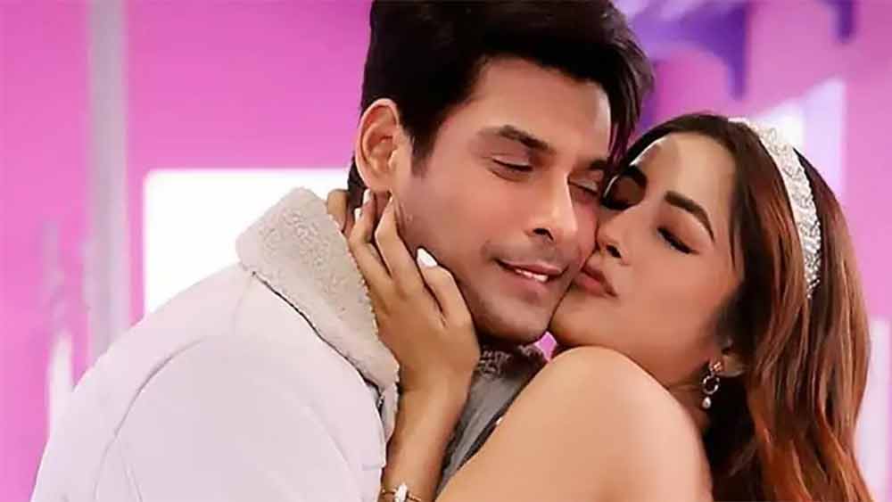 অনেকে মনে করছেন, পরিবারের সঙ্গে সময় কাটানো শেহনাজের পক্ষে জরুরি বটে। গত সেপ্টেম্বরে আচমকাই মারা গিয়েছেন তাঁর প্রেমিক তথা অভিনেতা সিদ্ধার্থ শুক্ল। তাঁদের নাকি নাকি বিয়েও স্থির হয়ে গিয়েছিল। সেই ধাক্কা কাটাতেই কি ‘ব্রেক’? অনেকে তা-ই মনে করছেন। সিদ্ধার্থের শেষকৃত্যের সময় যে ভাবে ভেঙে পড়েছিলেন শেহনাজ!