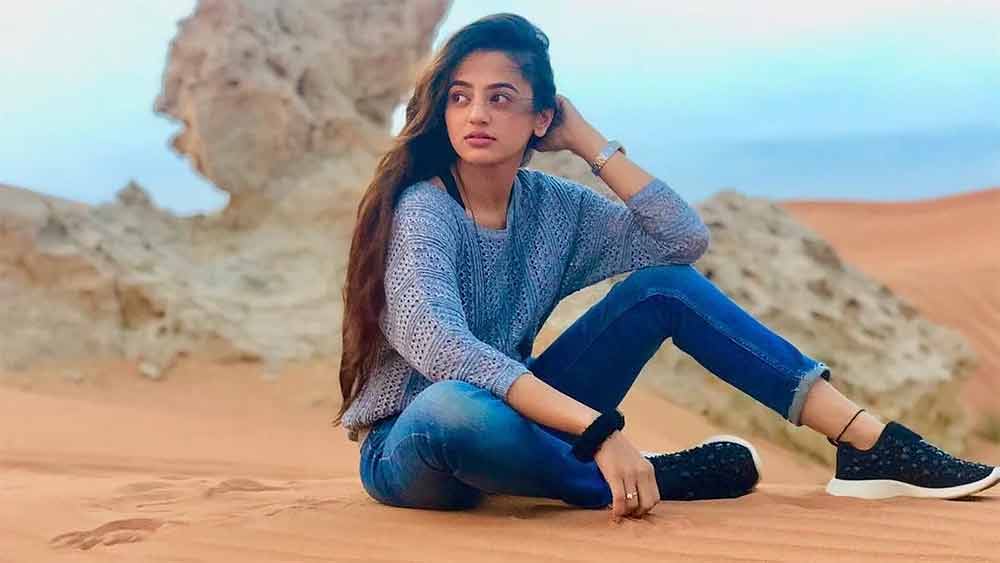 একটি বিনোদনমূলক ওয়েবসাইটের দাবি, ‘ইক কহানি’ নামে একটি পঞ্জাবি মিউজিক ভিডিয়ো করার জন্যই ‘নাগিন-৬’ ফিরিয়ে দিয়েছিলেন হেলি। সত্যি কি তাই? এ নিয়ে প্রকাশ্যে মুখ খোলেননি হেলি।