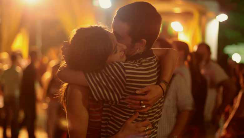 যখন দু’জন একে অপরকে ভালবেসে জড়িয়ে ধরায় পাশ দিয়ে সাইকেলে করে যাওয়া লোকটি তাড়াতাড়ি নেমে খালি ছেলেটাকে বলেন, “এ সব করতে হলে পার্কে গিয়ে করো,” মেয়েটির উদ্দেশ্যে কিছু বলার প্রয়োজন বোধ করেন না তিনি। 