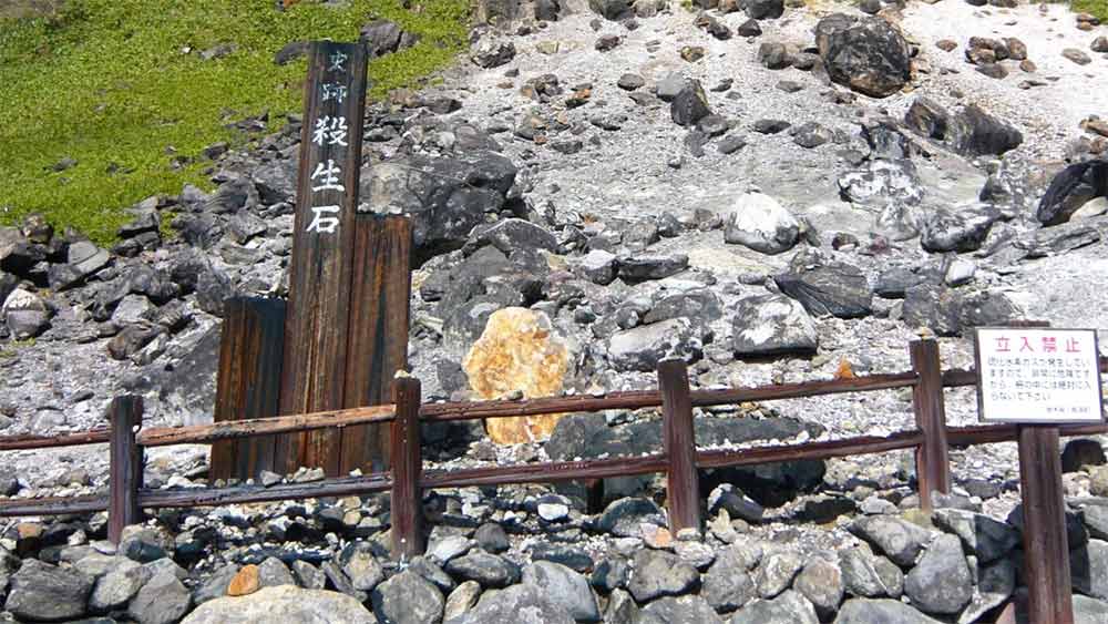 ভাঙা পাথরটিকে ঘিরে নেটমাধ্যমেও তুমুল আলোচনা, তর্কবিতর্ক শুরু হয়েছে। তবে যুক্তিবাদীদের মতে, পাথর ঘিরে এই আতঙ্ক অমূলক। তা কুসংস্কার ছাড়া আর কিছু নয়।