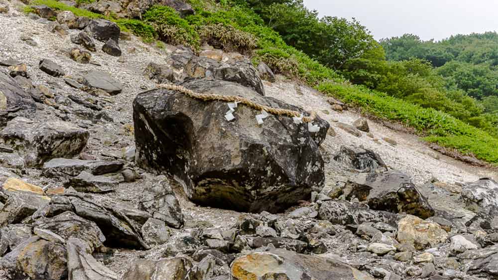 টোকিয়োর অদূরে প়ড়েছিল মাউন্ট নাসুর ওই ‘কিলিং স্টোন’। যাকে ঘিরে পর্যটকদের কৌতূহলও দিনকে দিন বেড়েছে। এত দিন পাথরটির চারপাশ দড়ি দিয়ে ঘিরে দেওয়া ছিল। তবে রবিবার সেটিও খুলে গিয়েছে বলে জানিয়েছেন স্থানীয়েরা।