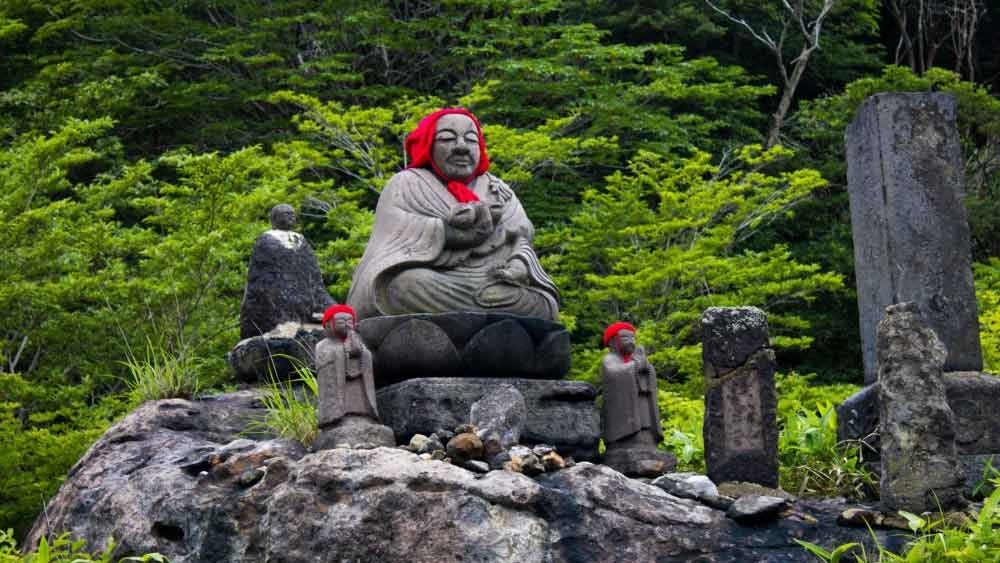 ‘কিলিং স্টোন’-এর দু’টুকরো হওয়া ছবিতে ছেয়ে গিয়েছে নেটমাধ্যম। ভাঙা পাথরের ছবি পোস্ট করে টুইটারে এক জন লিখেছেন, ‘মনে হল যেন এমন কিছু দেখেছি, যা দেখার কথা ছিল না।’ সে পোস্টটি এখনও পর্যন্ত প্রায় দু’লক্ষ নেটব্যবহারকারীর মনে ধরেছে।