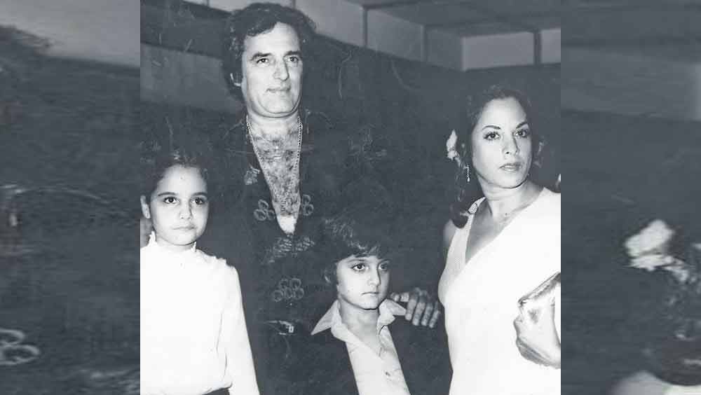 কাজকর্ম না থাকায় এক সময় তাঁকে হাতখরচা দিতেন ফিরোজ খান। ফারদিন জানিয়েছেন, এক বছরের জন্য মাথার উপর ছাদের ভরসা দিতে রাজি হয়েছিলেন তাঁর বাবা। সঙ্গে জুটত খাওয়াদাওয়া এবং ৫০ হাজার টাকা হাতখরচা।